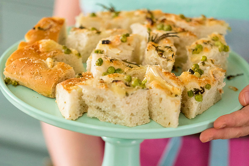 Lentefoccacia met asperges en doperwten